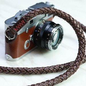 [Barton1972] Leather Neck Strap Whip - Natural